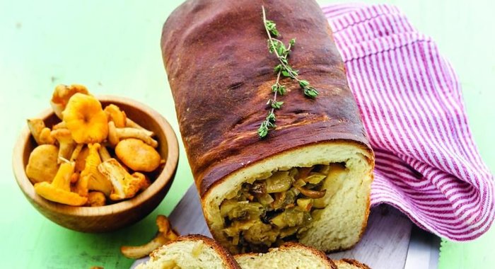 Сдобный рулет с грибами