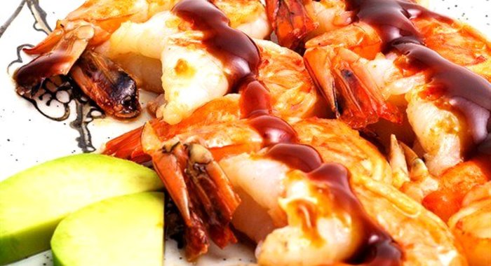 Креветки с черным перцем и карамелизированным манго