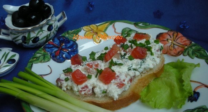 Бутерброд с творогом и слабосоленой семгой