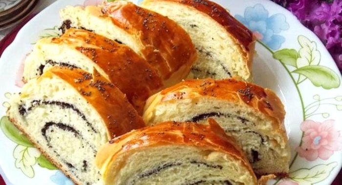 Сдобный рогалик с маком