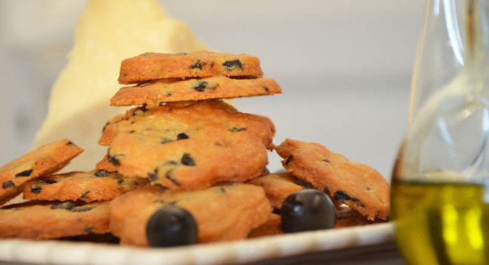 Печенье с оливками и пармезаном