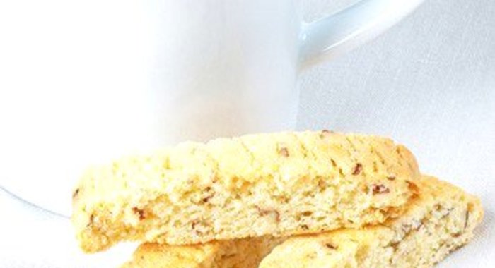 Бискотти с пармезаном, базиликом и кедровыми орехами