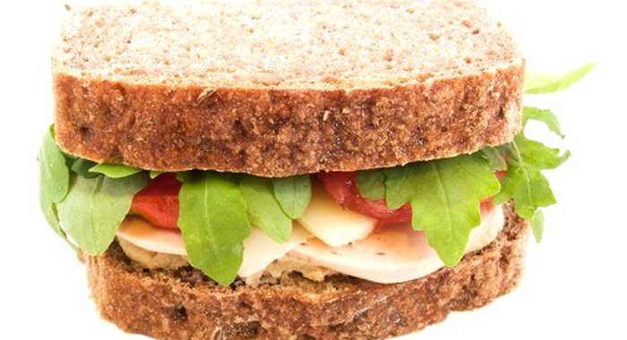 Сэндвичи со свежим мясным хлебом, рукколой, майонезным соусом и цельнозерновым хлебом