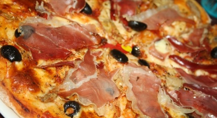 Очень вкусная пицца с хамоном и артишоками в итальянском стиле