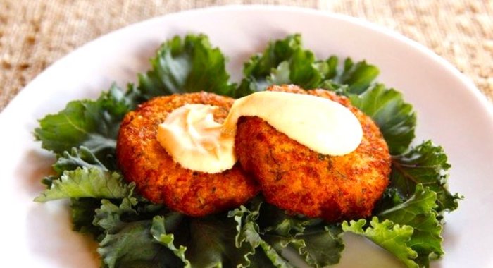 Котлеты из лосося с луком