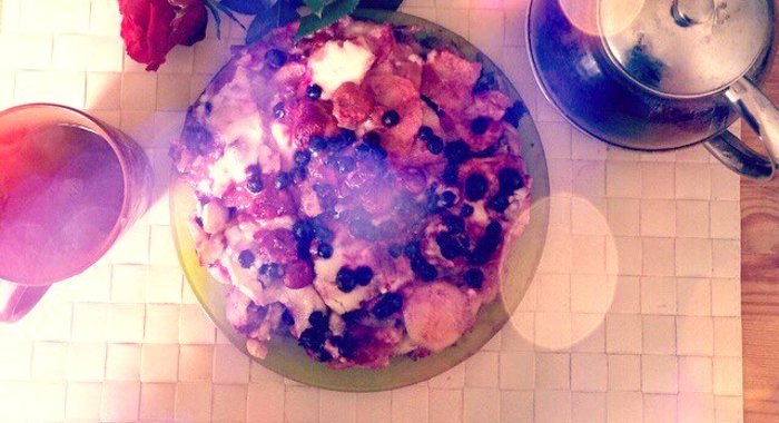 Пирог с яблоком, ягодами и корицей