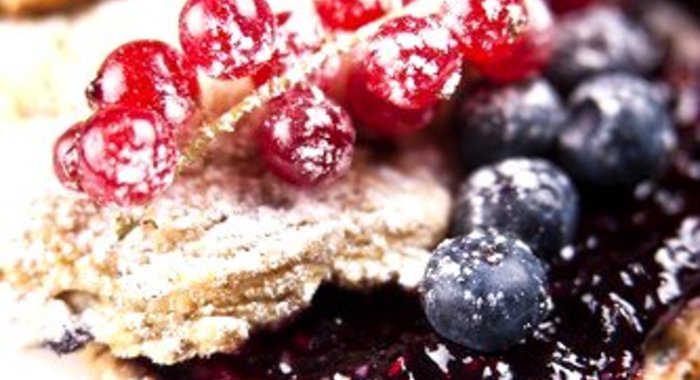 Печенье из грецких орехов с черничным джемом