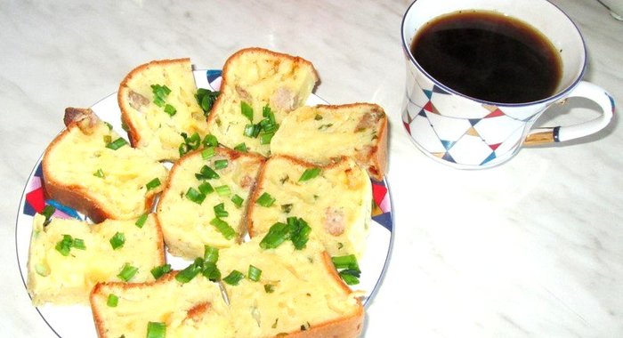 Кекс с мясом сыром и зеленым луком