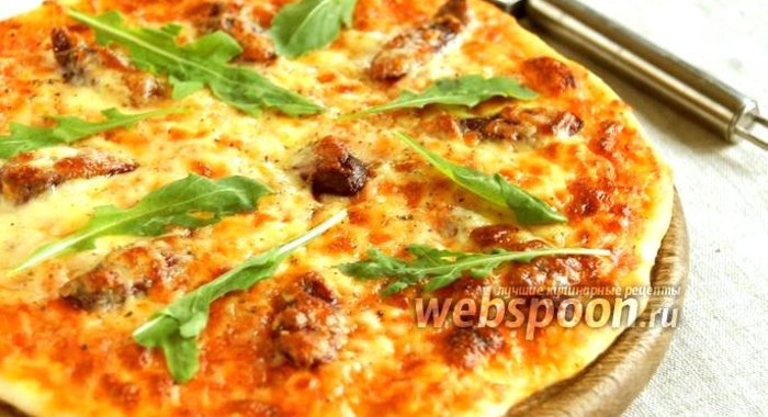 Пицца с охотничьими колбасками и рукколой