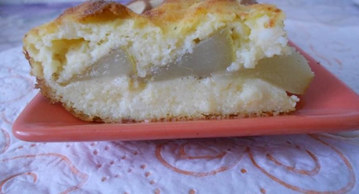Творожно-манная шарлотка с грушей