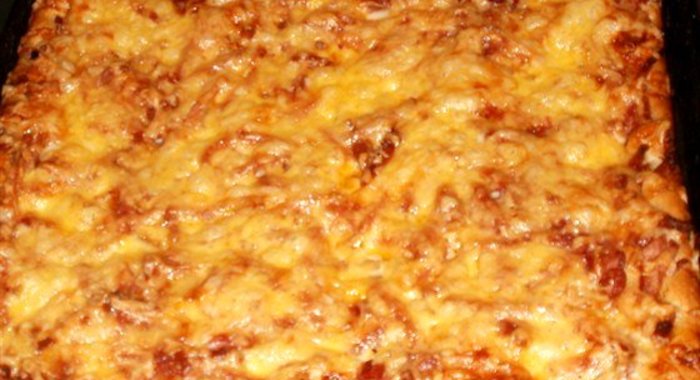 Пицца с колбасами