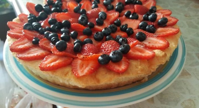 Пирог Нежность с клубникой и голубикой