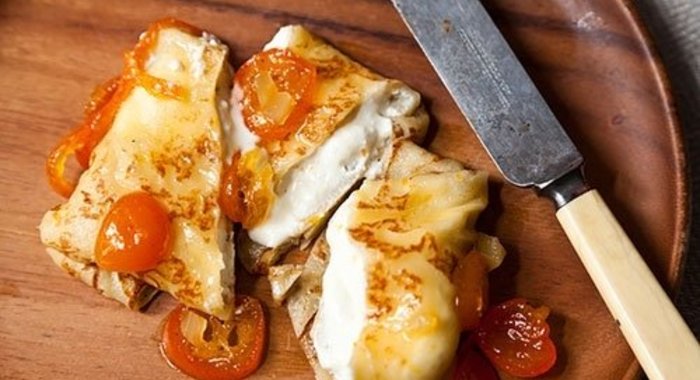 Блинчики с творогом в сметане