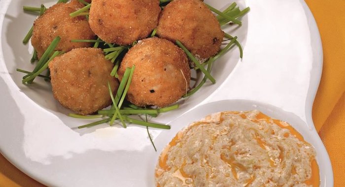 Рисовые котлетки с соусом из кабачков