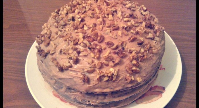 Торт с маком, орехами, изюмом и шоколадным кремом