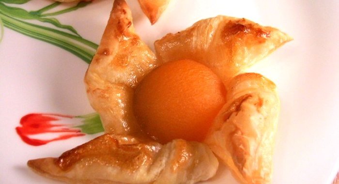 Слоенки с абрикосами