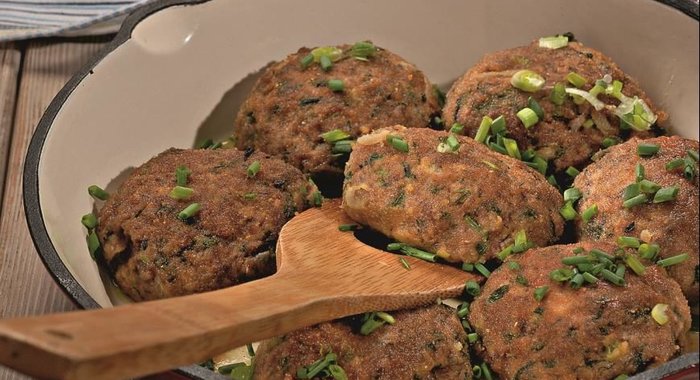 Мясные котлеты с весенней зеленью