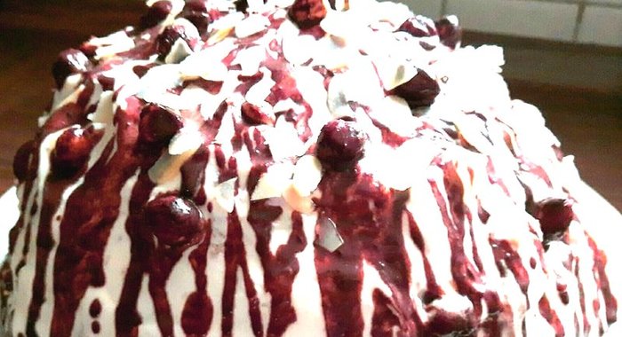 Вишневый бисквитный торт