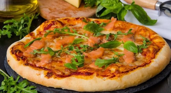 Пицца с красной рыбой