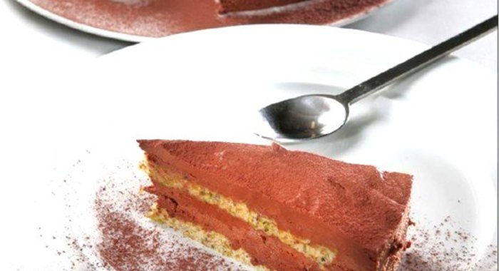 Шоколадный торт с фисташками и оливковым маслом