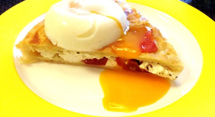 Закрытый пирог с томатами, брынзой и яйцом пашот