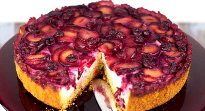 Пирог с творогом и сливами