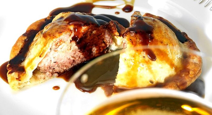 Пирог с уткой и соусом из стаута