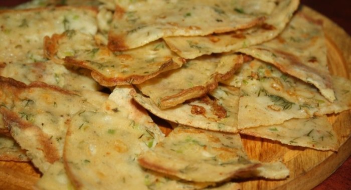 Рисовые блинчики с сыром, чесноком и зеленью