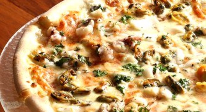 Пицца с ветчиной, моллюсками и анчоусами