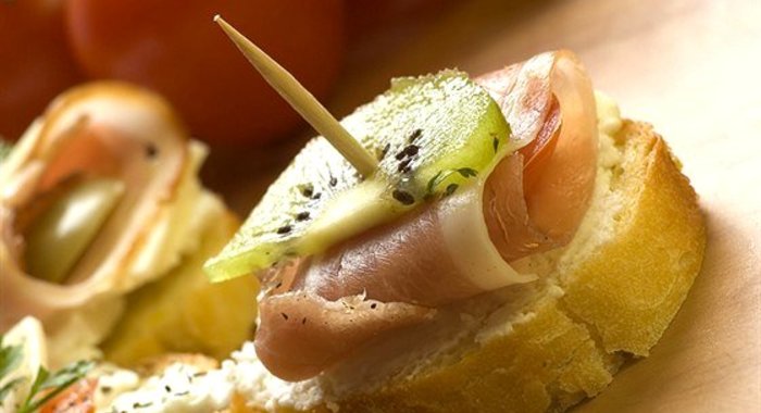 Хлебцы с киви и ветчиной