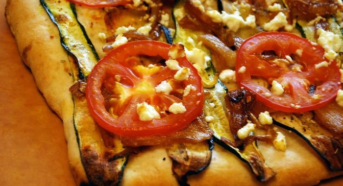 Пицца с помидорами и баклажанами