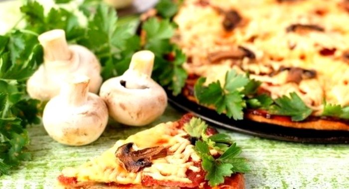 Пицца с шампиньонами и салями на тыквенном тесте