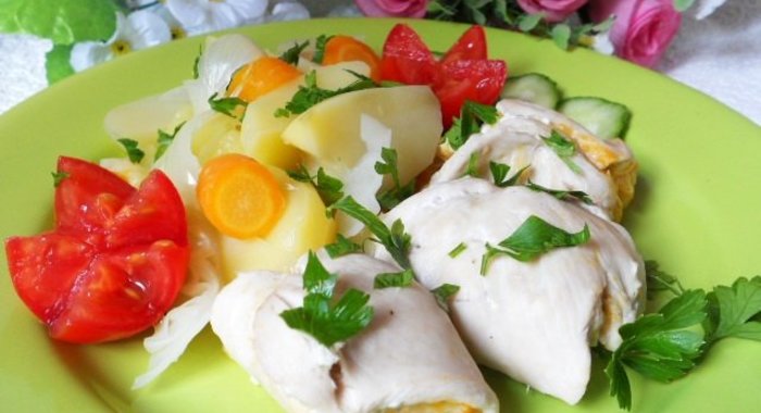 Куриные рулетики с яблоками и абрикосовым джемом на пару