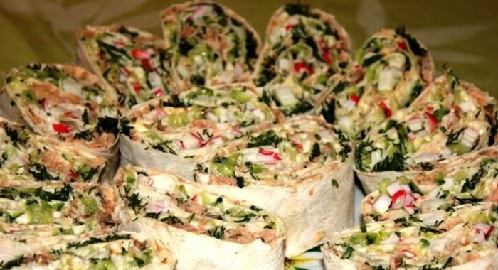 Рулет из лаваша с горбушей и крабовыми палочками