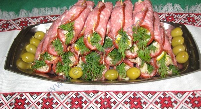 Закусочные рулеты из колбасы с сыром