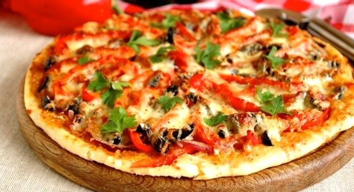 Пицца со сладким перцем и маринованным луком