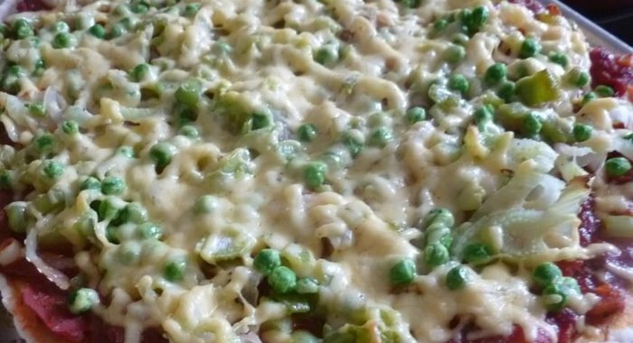 Пицца с фенхелем и зеленым горошком