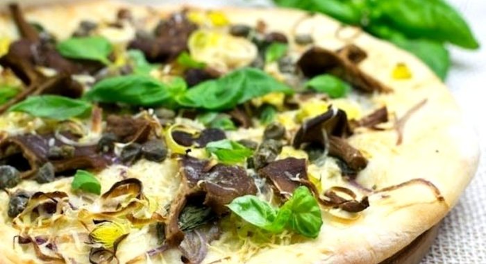 Пицца с базиликом и лесными грибами