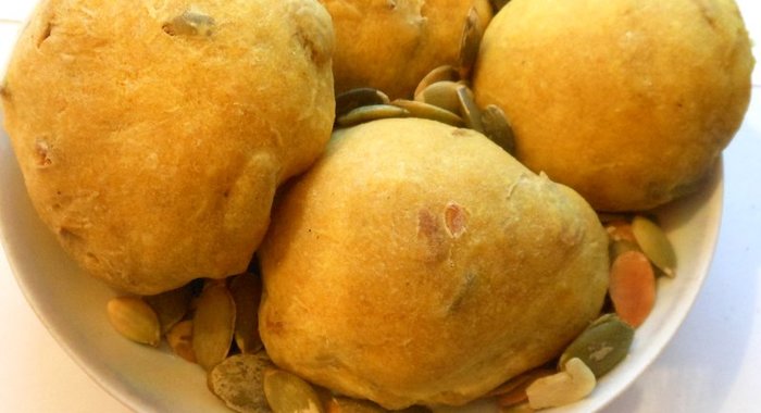 Булочки с карри и тыквенными семечками