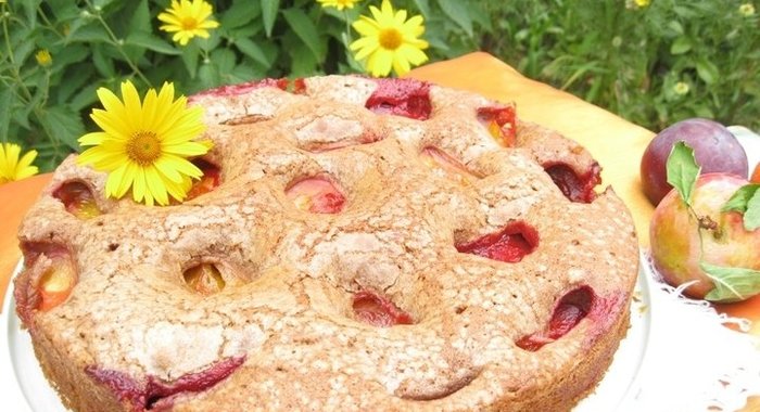 Шоколадный сливовый пирог