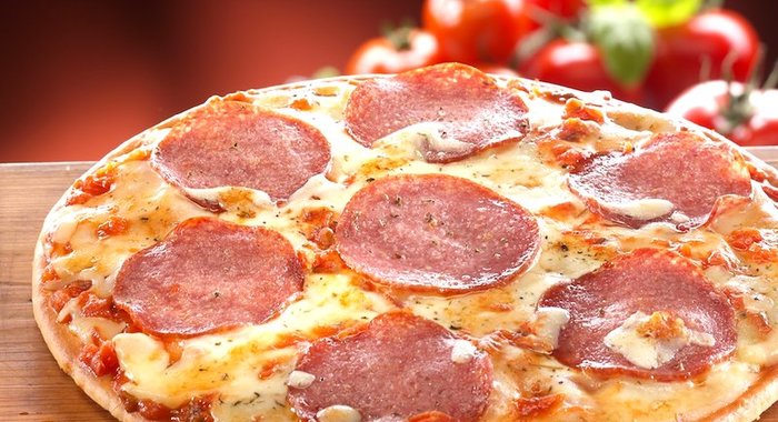Самая простая пицца с колбасой