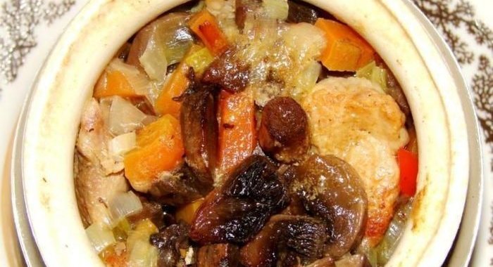 Жаркое в горшочках с грибами