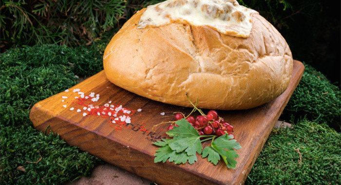 Заячьи почки томленные с тмином и барбарисом в круглом хлебе