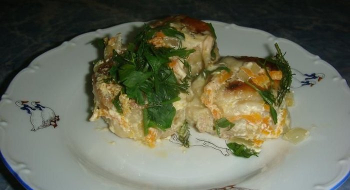 Рулетики с начинкой под сметанным соусом