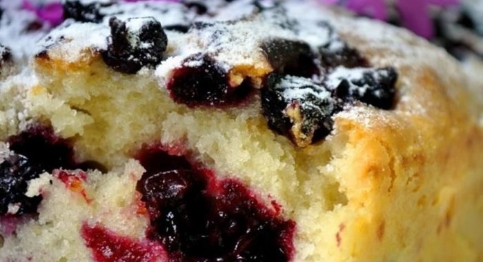 Кекс с черной смородиной