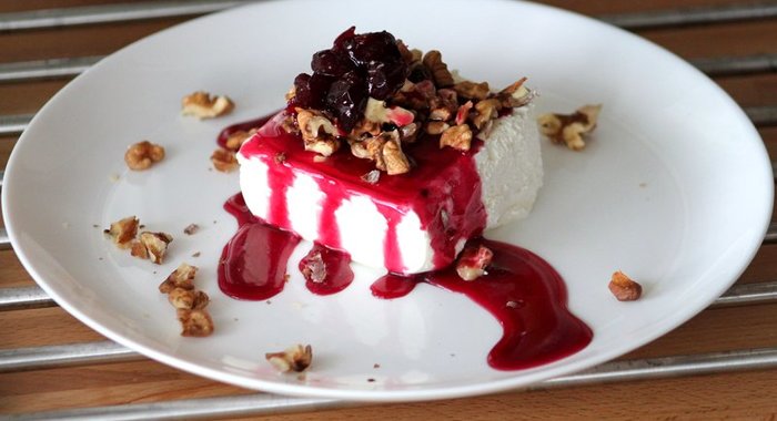 Мороженое с орехами и вишневым вареньем