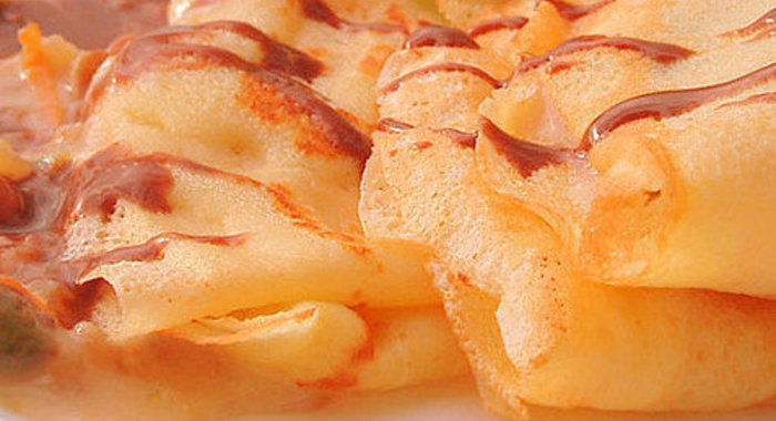 Блинчики с ореховой начинкой и шоколадным соусом