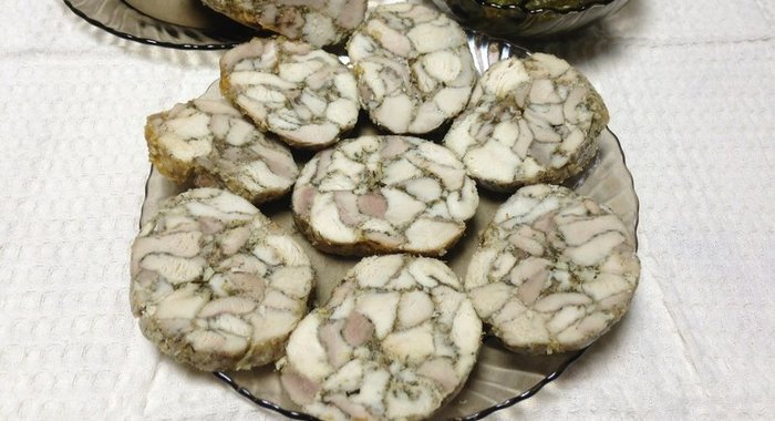 Мраморный рулет из курицы