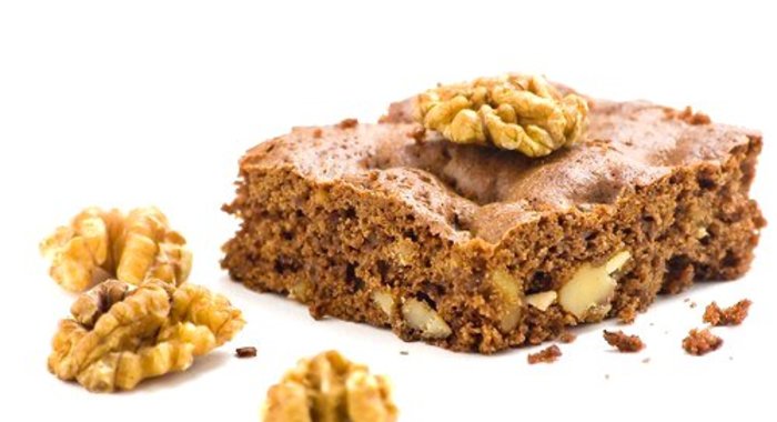 Быстрый песочный торт с орехами и изюмом