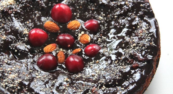 Шоколадный торт с миндалем